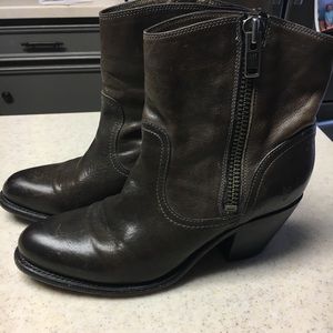 Frye Leslie Zip boot